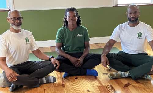 Treehouse präsentiert drei männliche Yogalehrer