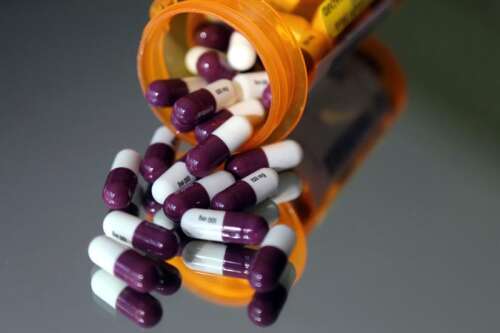 Pharmacist admits stealing drugs